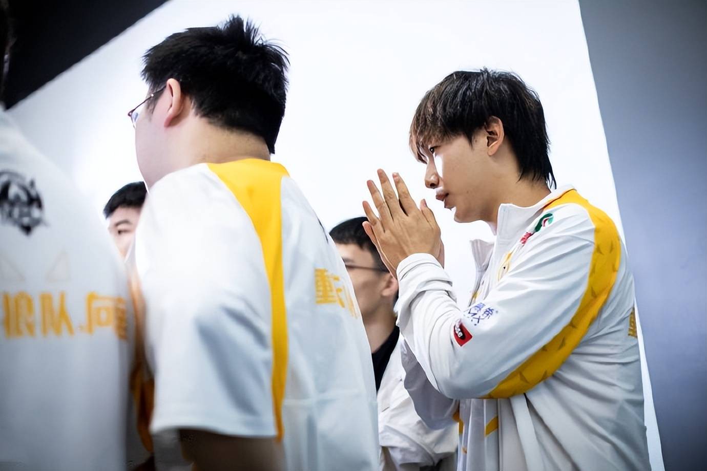 王者荣耀：狼队3:1战胜eStar，飞牛赛后激动发文